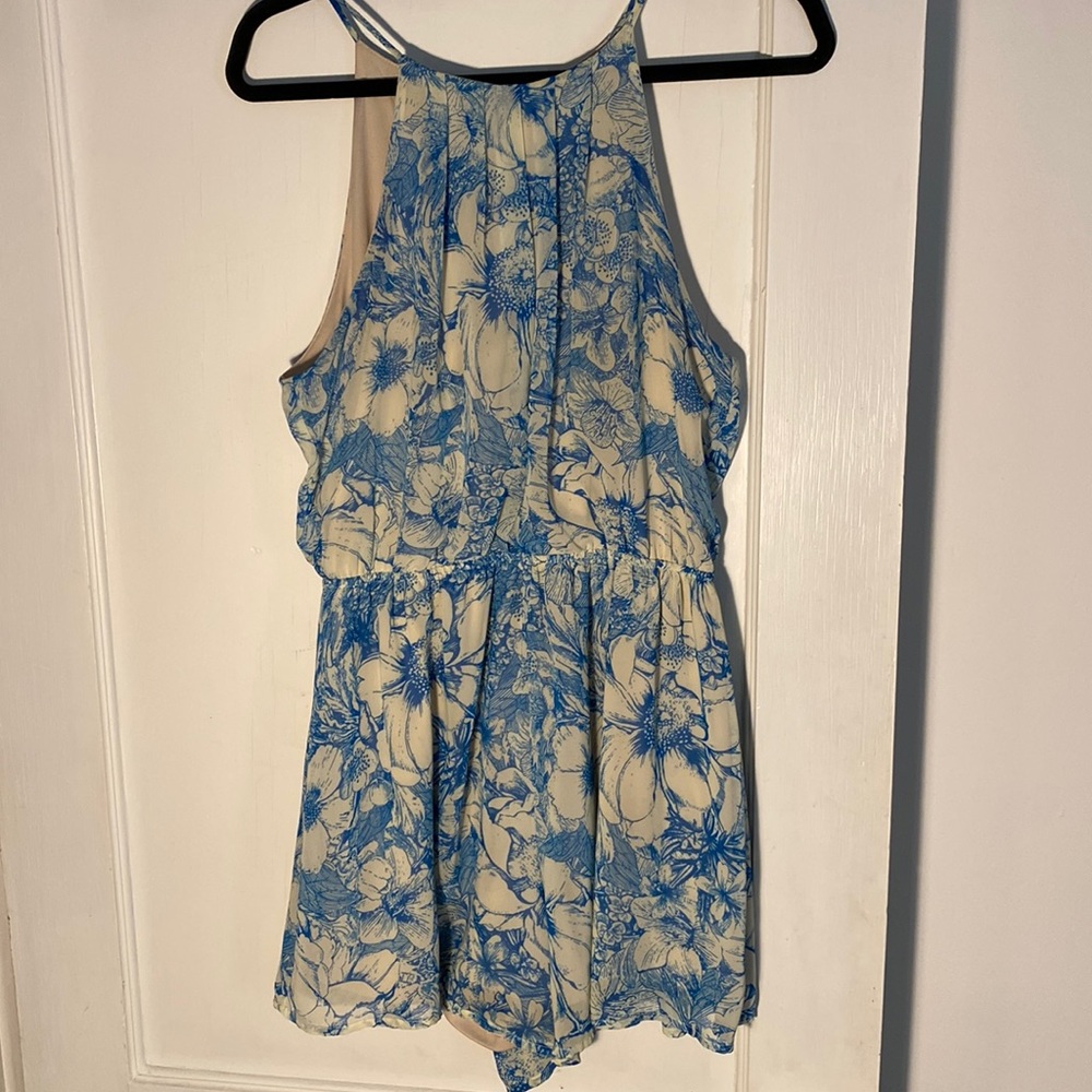 Flowy romper with floral design and keyhole back